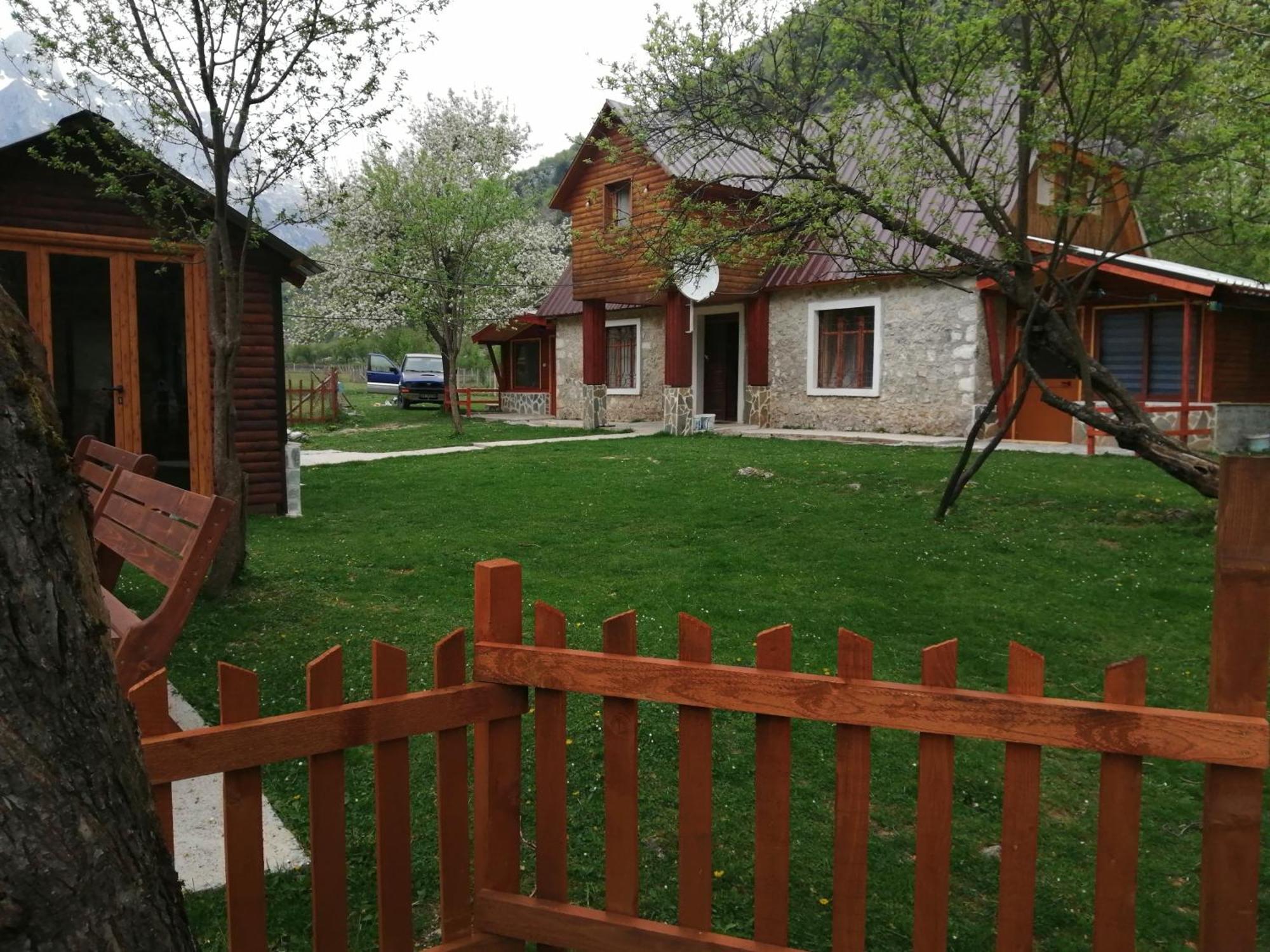 Bujtina Pllumi Theth Bed & Breakfast エクステリア 写真